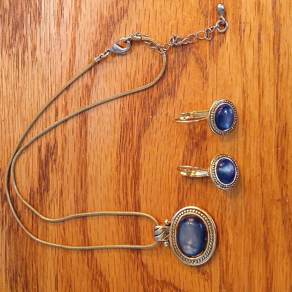 Vintage Kenneth Cole necklace n earring set.